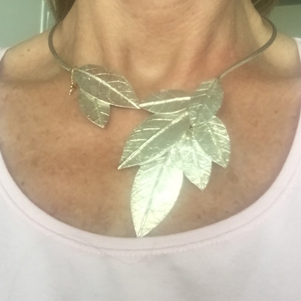 💃NWT Choker Leaf Design Gold on silver. Stunning - Picture 2 of 3